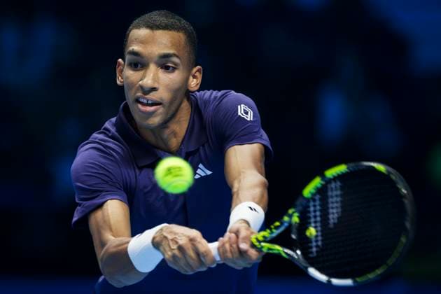 Nitto ATP, Tennis Herren Finals 2025 - Day Six Felix Auger-Aliassime of Canada plays a backhand during his round robin singles match against Alexander Zverev of Germany during day six of the Nitto ATP Finals 2025. Felix Auger-Aliassime won 6-4, 7-6(4). Turin Italy Copyright: xNicolòxCampox