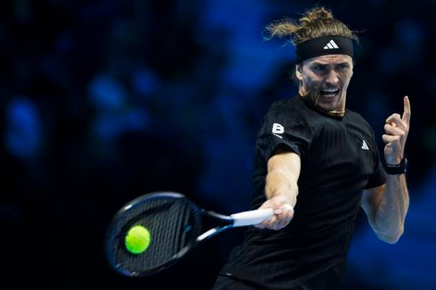 Nitto ATP, Tennis Herren Finals 2025 - Day Six Alexander Zverev of Germany plays a forehand during his round robin singles match against Felix Auger-Aliassime of Canada during day six of the Nitto ATP Finals 2025. Felix Auger-Aliassime won 6-4, 7-6(4). Turin Italy Copyright: xNicolòxCampox