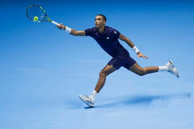 Nitto ATP, Tennis Herren Finals 2025 - Day Six Felix Auger-Aliassime of Canada plays a forehand during his round robin singles match against Alexander Zverev of Germany during day six of the Nitto ATP Finals 2025. Felix Auger-Aliassime won 6-4, 7-6(4). Turin Italy Copyright: xNicolòxCampox