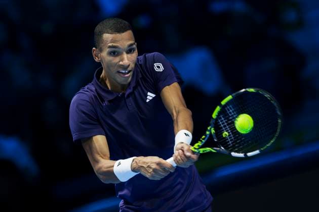 Nitto ATP, Tennis Herren Finals 2025 - Day Six Felix Auger-Aliassime of Canada plays a backhand during his round robin singles match against Alexander Zverev of Germany during day six of the Nitto ATP Finals 2025. Felix Auger-Aliassime won 6-4, 7-6(4). Turin Italy Copyright: xNicolòxCampox