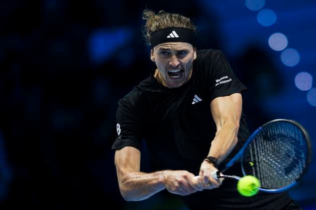 Nitto ATP, Tennis Herren Finals 2025 - Day Six Alexander Zverev of Germany plays a backhand during his round robin singles match against Felix Auger-Aliassime of Canada during day six of the Nitto ATP Finals 2025. Felix Auger-Aliassime won 6-4, 7-6(4). Turin Italy Copyright: xNicolòxCampox