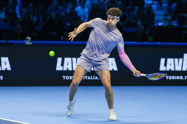 Ben Shelton of United States seen in actions during Men s Singles Group Stage match against Jannik Sinner of Italy on day six of the Nitto ATP, Tennis Herren Finals 2025 at Inalpi Arena in Turin  Copyright: xFabrizioxCarabelli IPAxSportx xipa-agency.netx xx IPA_67957056 IPA_Agency_IPA67957056