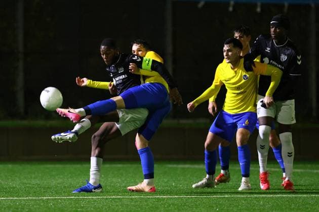 17 Darijo Maksimovic SC Victoria Hamburg , 12 Pascal Srougbo Teutonia 05 Fußball I Herren I Gamesright Oberliga Hamburg I Saison 2025 2026 I 17 Spieltag I SC Victoria Hamburg Teutonia 05 I 14 11 2025 I Stadion Hoheluft