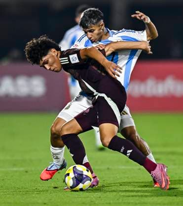 Argentina v Mexico : Round of 32- FIFA U-17 World Cup Qatar 2025 Felipe Esquivel of Argentina and Lan Olvera of Mexico in action during the FIFA U-17 World Cup Qatar 2025 Round of 32 match between Argentina and Mexico in Doha, Qatar, on November 14, 2025. DOHA Qatar Copyright: xNOUSHADxTHEKKAYILx