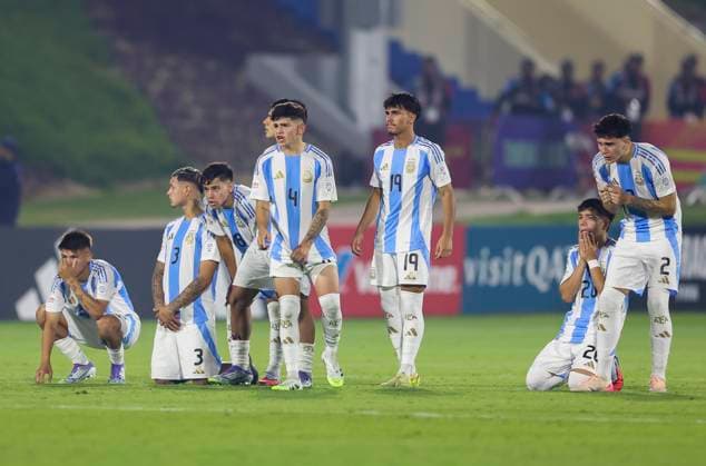 Argentina v Mexico : Round of 32- FIFA U-17 World Cup Qatar 2025 Argentina players react after a penalty-shootout defeat in their FIFA U-17 World Cup Qatar 2025 Round of 32 match between Argentina and Mexico in Doha, Qatar, on November 14, 2025. DOHA Qatar Copyright: xNOUSHADxTHEKKAYILx