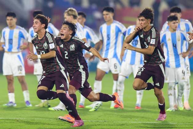 Argentina v Mexico : Round of 32- FIFA U-17 World Cup Qatar 2025 Mexico players celebrate after winning a penalty shootout in their FIFA U-17 World Cup Qatar 2025 Round of 32 match between Argentina and Mexico in Doha, Qatar, on November 14, 2025. DOHA Qatar Copyright: xNOUSHADxTHEKKAYILx