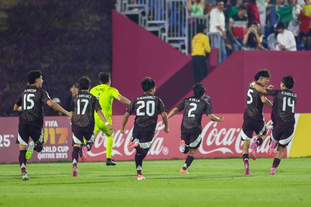 Argentina v Mexico : Round of 32- FIFA U-17 World Cup Qatar 2025 Mexico players celebrate after winning a penalty shootout in their FIFA U-17 World Cup Qatar 2025 Round of 32 match between Argentina and Mexico in Doha, Qatar, on November 14, 2025. DOHA Qatar Copyright: xNOUSHADxTHEKKAYILx