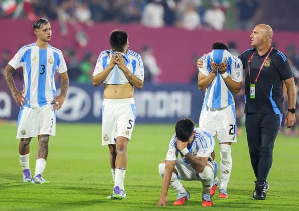 Argentina v Mexico : Round of 32- FIFA U-17 World Cup Qatar 2025 Argentina players react after a penalty-shootout defeat in their FIFA U-17 World Cup Qatar 2025 Round of 32 match between Argentina and Mexico in Doha, Qatar, on November 14, 2025. DOHA Qatar Copyright: xNOUSHADxTHEKKAYILx
