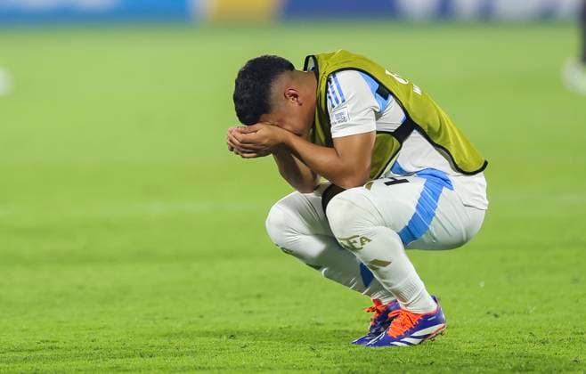 Argentina v Mexico : Round of 32- FIFA U-17 World Cup Qatar 2025 Santiago Silveira of Argentina looks dejected at full-time following the team s defeat in the penalty-shoot-out in the FIFA U-17 World Cup Qatar 2025 Round of 32 match between Argentina and Mexico in Doha, Qatar, on November 14, 2025. DOHA Qatar Copyright: xNOUSHADxTHEKKAYILx