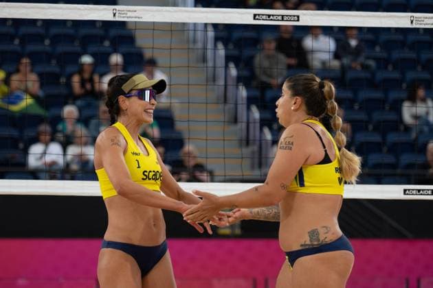 Beach Volleyball World Championships Adelaide, Australia 15 11 2025 ADELAIDE, AUSTRALIA NOVEMBER 15 Carolina Solberg Salgado Player 1, BRA , Rebecca Cavalcante Barbosa Silva Player 2 during the Beach Volleyball World Championships at Adelaide on November 15, 2025 in Adelaide, Australia Copyright: xBEAUTIFULxSPORTS PeterxWeberx
