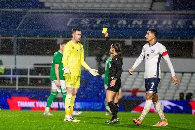 U21, U 21 England v U21 Republic of Ireland U21 UEFA EUROPEAN CHAMPIONSHIPS 14 11 2025. Referee Iuliana Elena Demetrescu books Republic of Ireland goalkeeper Noah Jauny (1) during the U21 UEFA EUROPEAN CHAMPIONSHIPS match between U21 England and U21 Republic of Ireland at the St Andrew s @ Knighthead Park, Birmingham, England on 14 November 2025. Editorial use only , Copyright: xManjitxNarotrax PSI-23213-0014