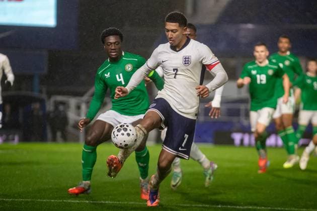 U21, U 21 England v U21 Republic of Ireland U21 UEFA EUROPEAN CHAMPIONSHIPS 14 11 2025. England midfielder Jobe Bellingham (7) controls ball during the U21 UEFA EUROPEAN CHAMPIONSHIPS match between U21 England and U21 Republic of Ireland at the St Andrew s @ Knighthead Park, Birmingham, England on 14 November 2025. Editorial use only , Copyright: xManjitxNarotrax PSI-23213-0024