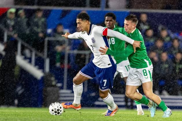 U21, U 21 England v U21 Republic of Ireland U21 UEFA EUROPEAN CHAMPIONSHIPS 14 11 2025. England midfielder Jobe Bellingham (7) battles for possession with Republic of Ireland defender Alex Murphy (8) during the U21 UEFA EUROPEAN CHAMPIONSHIPS match between U21 England and U21 Republic of Ireland at the St Andrew s @ Knighthead Park, Birmingham, England on 14 November 2025. Editorial use only , Copyright: xManjitxNarotrax PSI-23213-0049
