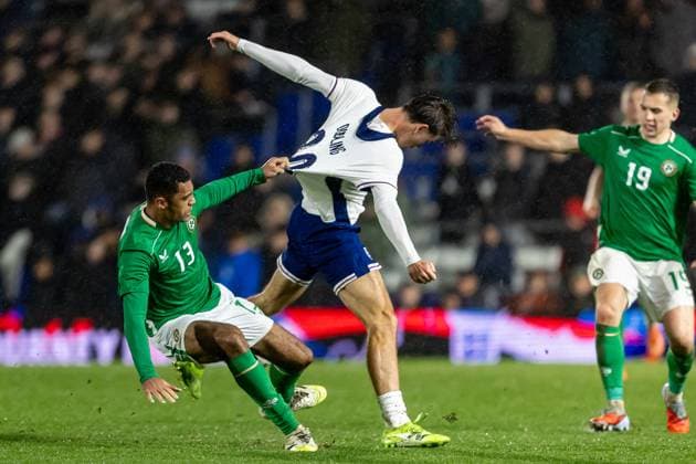 U21, U 21 England v U21 Republic of Ireland U21 UEFA EUROPEAN CHAMPIONSHIPS 14 11 2025. Republic of Ireland defender David Okagbue (13) battles for possession with England forward Tyler Dibling (20) during the U21 UEFA EUROPEAN CHAMPIONSHIPS match between U21 England and U21 Republic of Ireland at the St Andrew s @ Knighthead Park, Birmingham, England on 14 November 2025. Editorial use only , Copyright: xManjitxNarotrax PSI-23213-0133