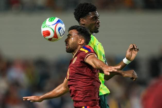 Cristian Casseres (L) of Venezuela vies for the ball with Mohamed Toure of Australia during a friendly match between the national teams of Venezuela and Australia at Shell Energy Stadium in Houston United States, 14 November 2025. International Friendly, Länderspiel, Nationalmannschaft Venezuela vs. Australia !ACHTUNG: NUR REDAKTIONELLE NUTZUNG!  Copyright: xCarlosxRamirezx AMDEP9197 20251115-55018543277_1