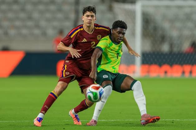 Nahuel Ferraresi (L) of Venezuela vies for the ball with Mohamed Toure of Australia during a friendly match between the national teams of Venezuela and Australia at Shell Energy Stadium in Houston United States, 14 November 2025. International Friendly, Länderspiel, Nationalmannschaft Venezuela vs. Australia !ACHTUNG: NUR REDAKTIONELLE NUTZUNG!  Copyright: xCarlosxRamirezx AMDEP9194 20251115-55018543275_1