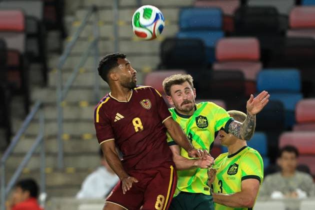 Cristian Casseres (L) of Venezuela vies for the ball with Connor Metcalfe of Australia during a friendly match between the national teams of Venezuela and Australia at Shell Energy Stadium in Houston United States, 14 November 2025. International Friendly, Länderspiel, Nationalmannschaft Venezuela vs. Australia !ACHTUNG: NUR REDAKTIONELLE NUTZUNG!  Copyright: xCarlosxRamirezx AMDEP9203 20251115-55018543278_1