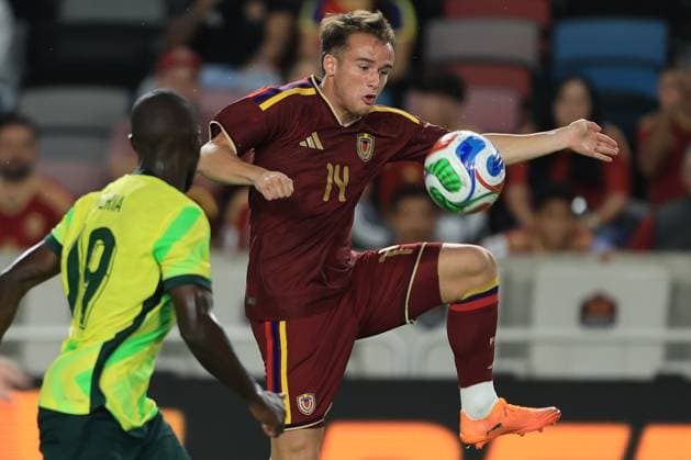 Alessandro Milani (R) of Venezuela vies for the ball with Jason Geria of Australia during a friendly match between the national teams of Venezuela and Australia at Shell Energy Stadium in Houston United States, 14 November 2025. International Friendly, Länderspiel, Nationalmannschaft Venezuela vs. Australia !ACHTUNG: NUR REDAKTIONELLE NUTZUNG!  Copyright: xCarlosxRamirezx AMDEP9204 20251115-55018543280_1