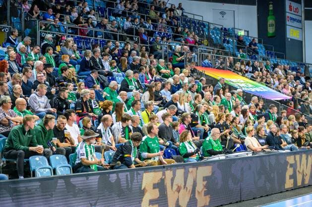 Handball Women EHF European League Women Qualification Round 3 Season 2025 2026 VfL Oldenburg vs HC Dalmatinka Ploce 14 11 2025 Grandstand, fans of VfL Oldenburg