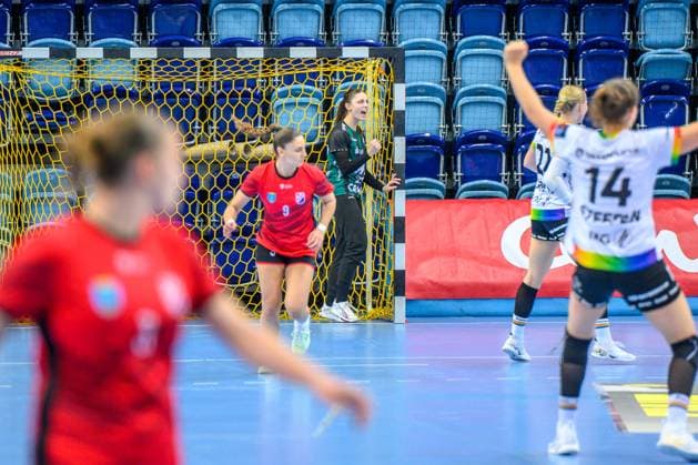 Handball Women EHF European League Women Qualification Round 3 Season 2025 2026 VfL Oldenburg vs HC Dalmatinka Ploce 14 11 2025 Alexandra Humpert 31, VfL Oldenburg is happy about a saved 7 meter throw