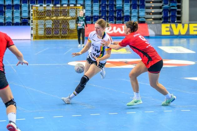 Handball Women EHF European League Women Qualification Round 3 Season 2025 2026 VfL Oldenburg vs HC Dalmatinka Ploce 14 11 2025 Laurentia Wolff 24, VfL Oldenburg in duel with Antea Jerkovic 9, HC Dalmatinka Ploce