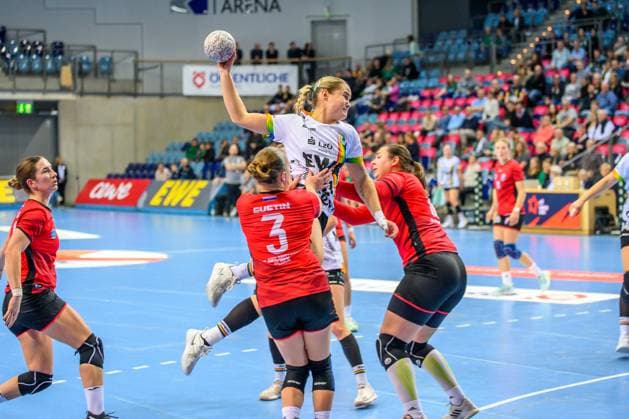Handball Women EHF European League Women Qualification Round 3 Season 2025 2026 VfL Oldenburg vs HC Dalmatinka Ploce 14 11 2025 Joanna Granicka 21, VfL Oldenburg prevails
