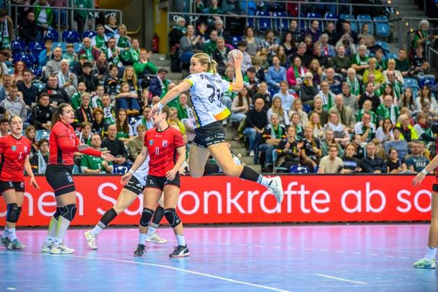 Handball Women EHF European League Women Qualification Round 3 Season 2025 2026 VfL Oldenburg vs HC Dalmatinka Ploce 14 11 2025 Joanna Granicka 21, VfL Oldenburg in jump, throw