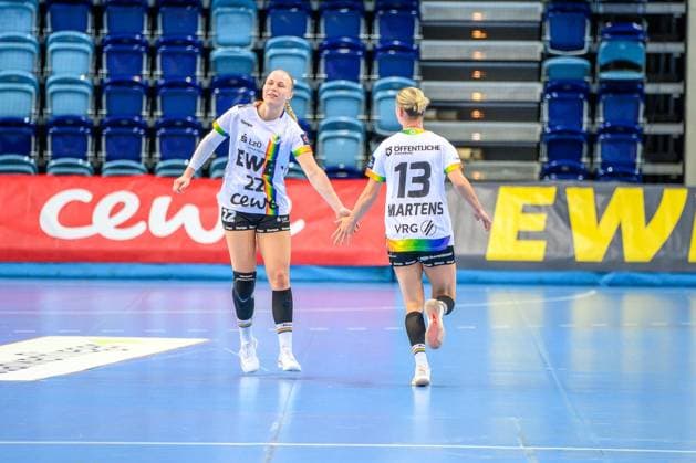 Handball Women EHF European League Women Qualification Round 3 Season 2025 2026 VfL Oldenburg vs HC Dalmatinka Ploce 14 11 2025 Lotta Röpcke 22, VfL Oldenburg and high-five