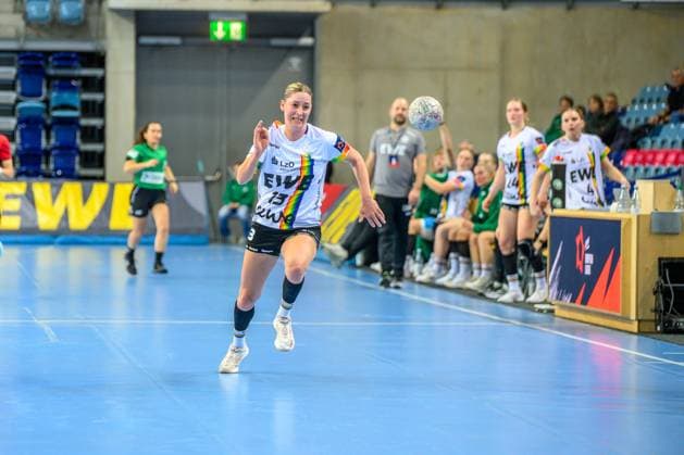 Handball Women EHF European League Women Qualification Round 3 Season 2025 2026 VfL Oldenburg vs HC Dalmatinka Ploce 14 11 2025 Janne Martens 13, VfL Oldenburg sprinting for the ball, action