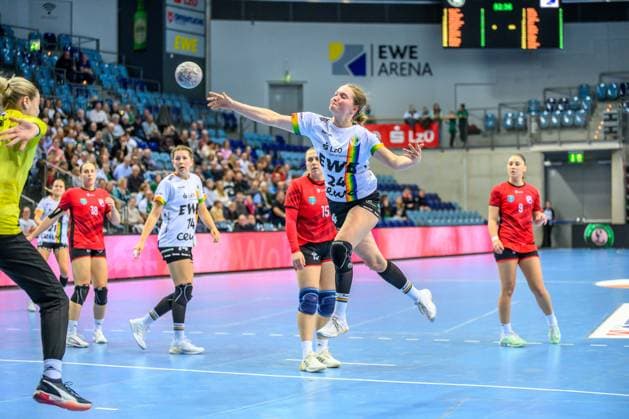 Handball Women EHF European League Women Qualification Round 3 Season 2025 2026 VfL Oldenburg vs HC Dalmatinka Ploce 14 11 2025 Laurentia Wolff 24, VfL Oldenburg throwing, jumping