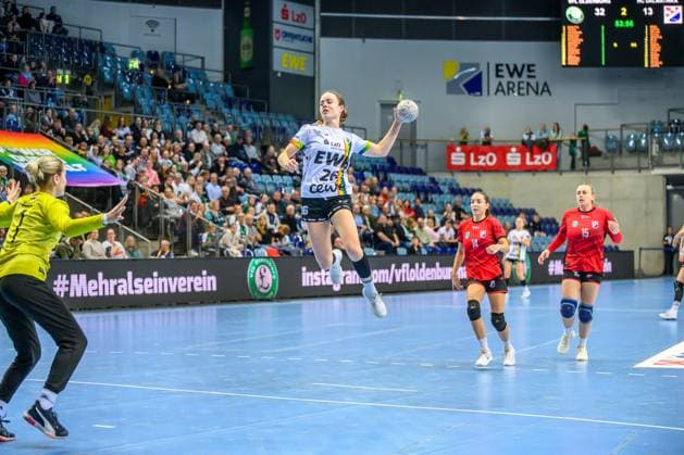 Handball Women EHF European League Women Qualification Round 3 Season 2025 2026 VfL Oldenburg vs HC Dalmatinka Ploce 14 11 2025 Pam Korsten 26, VfL Oldenburg in jump, throw