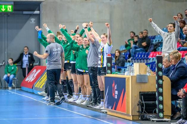 Handball Women EHF European League Women Qualification Round 3 Season 2025 2026 VfL Oldenburg vs HC Dalmatinka Ploce 14 11 2025 The VfL Oldenburg team celebrates a goal, cheers