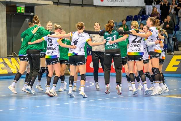 Handball Women EHF European League Women Qualification Round 3 Season 2025 2026 VfL Oldenburg vs HC Dalmatinka Ploce 14 11 2025 Happy about the victory, the VfL Oldenburg team