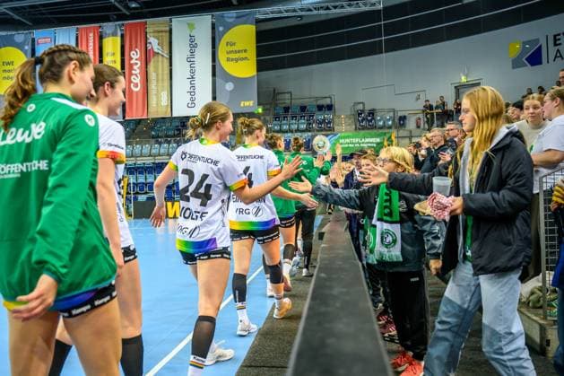 Handball Women EHF European League Women Qualification Round 3 Season 2025 2026 VfL Oldenburg vs HC Dalmatinka Ploce 14 11 2025 Laurentia Wolff 24, VfL Oldenburg claps with fans after the win