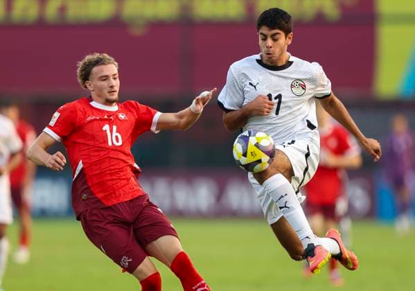 Switzerland v Egypt : Round of 32- FIFA U-17 World Cup Qatar 2025 Correia Marco of Switzerland and Yassin Hossam of Egypt in action during the FIFA U-17 World Cup Qatar 2025 Round of 32 match between Switzerland and Egypt in Doha, Qatar, on November 14, 2025. DOHA Qatar Copyright: xNOUSHADxTHEKKAYILx