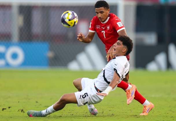 Switzerland v Egypt : Round of 32- FIFA U-17 World Cup Qatar 2025 Koloto Giacomo of Switzerland and Mohanad Elshamy of Egypt in action during the FIFA U-17 World Cup Qatar 2025 Round of 32 match between Switzerland and Egypt in Doha, Qatar, on November 14, 2025. DOHA Qatar Copyright: xNOUSHADxTHEKKAYILx