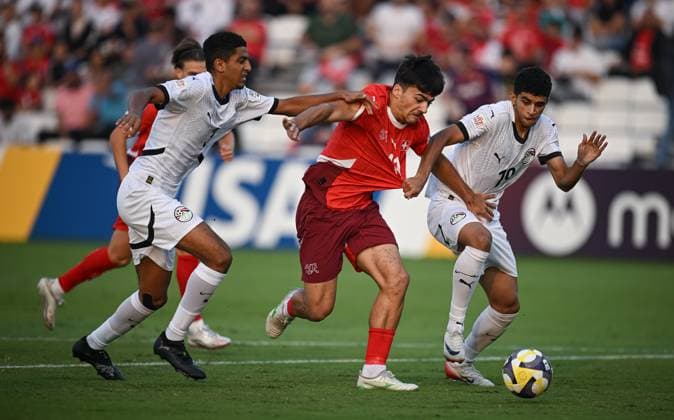 Football, Junior U 17 World Cup 2025 Doha Qatar Round of 16 14 11 2025 Match 80 Switzerland Egypt Nevio Scherrer center, Switzerland against Ibrahim Elnagaawy right, Egypt and Nour Ashraf left, Egypt