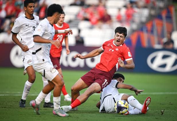 Football, Juniors U 17 World Cup 2025 Doha Qatar Round of 16 14 11 2025 Match 80 Switzerland Egypt Nevio Scherrer 2 v right, Switzerland vs Ibrahim Elnagaawy right, Egypt
