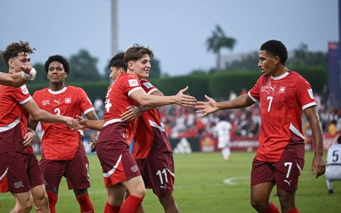 Football, Junior U 17 World Cup 2025 Doha Qatar Round of 16 14 11 2025 Match 80 Switzerland Egypt TEAM CELEBRATION Switzerland after the goal for 2 0 Gil Zufferey, Olivier Mambwa , Erblin Sadikaj, Nevio Scherrer and Giacomo Koloto from left