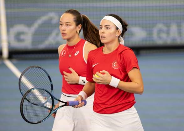Billie Jean King Cup 2025 Play Offs, TC Ismaning, Munich, Germany, Team Turkiye, Ladies Doubles, Women s Doubles, Doubles, Zeynep Sonmez, Ayla Aksu Bandana Tennis Billie Jean King Cup 2025 ITF Billie Jean King Cup TC Ismaning Ismaning Bavaria Germany 14 November 2025 Copyright: xJuergenxHasenkopfx