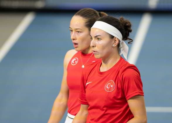 Billie Jean King Cup 2025 Play Offs, TC Ismaning, Munich, Germany, Team Turkiye, Ladies Doubles, Women s Doubles, Doubles, Zeynep Sonmez, Ayla Aksu Bandana Tennis Billie Jean King Cup 2025 ITF Billie Jean King Cup TC Ismaning Ismaning Bavaria Germany 14 November 2025 Copyright: xJuergenxHasenkopfx