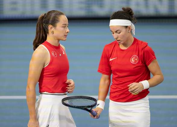 Billie Jean King Cup 2025 Play Offs, TC Ismaning, Munich, Germany, Team Turkiye, Ladies Doubles, Women s Doubles, Doubles, Zeynep Sonmez, Ayla Aksu Bandana Tennis Billie Jean King Cup 2025 ITF Billie Jean King Cup TC Ismaning Ismaning Bavaria Germany 14 November 2025 Copyright: xJuergenxHasenkopfx
