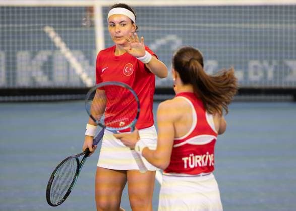 Billie Jean King Cup 2025 Play Offs, TC Ismaning, Munich, Germany, Team Turkiye, Ladies Doubles, Women s Doubles, Doubles, Zeynep Sonmez, Ayla Aksu Bandana Tennis Billie Jean King Cup 2025 ITF Billie Jean King Cup TC Ismaning Ismaning Bavaria Germany 14 November 2025 Copyright: xJuergenxHasenkopfx