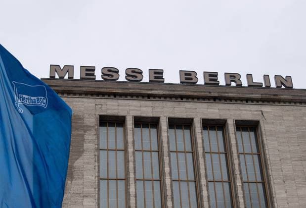 Soccer, Men, Season 2025 26, Hertha BSC, Annual General Meeting at Messe Berlin, Hertha flag flies in front of Messe Berlin, 15 11 2025, Copyright: xSebastianxRäppold MatthiasxKochx