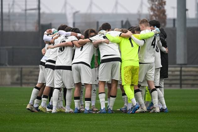 15 11 2025, Football U17 DFB Youth League, Preliminary Round, Group G, Season 2025 2026, Borussia Moenchengladbach 1 FC Köln at the Fohlenstadion in Moenchengladbach The U17 bon Borussia motivates itself once again before kick-off Photo Kirchner Media Thomas Haesler Copyright: xKirchner-Media ThomasxHaeslerx