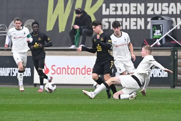 15 11 2025, Football U17 DFB Youth League, preliminary round, group G, season 2025 2026, Borussia Moenchengladbach 1 FC Koeln at the Fohlenstadion in Moenchengladbach duel between Luca Mijatovic 1 FC Koeln U17, 11 and Benno Giebeler Borussia Moenchengladbach U17, 02 Photo Kirchner Media Thomas Haesler Copyright: xKirchner-Media ThomasxHaeslerx