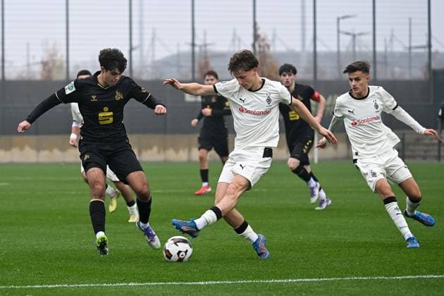15 11 2025, Football U17 DFB Youth League, preliminary round, group G, season 2025 2026, Borussia Moenchengladbach 1 FC Koeln at the Fohlenstadion in Moenchengladbach duel between Jesse Ernst Borussia Moenchengladbach U17, 03 and Jonas Kunstmann 1 FC Koeln U17, 02 Photo Kirchner Media Thomas Haesler Copyright: xKirchner-Media ThomasxHaeslerx