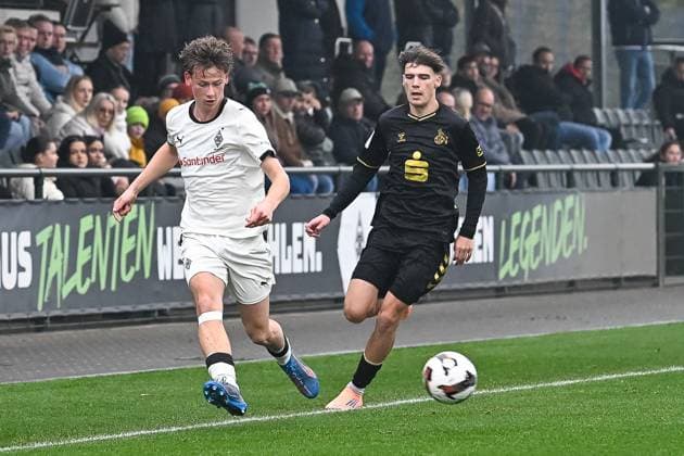 15 11 2025, Football U17 DFB Youth League, preliminary round, group G, season 2025 2026, Borussia Moenchengladbach 1 FC Koeln at the Fohlenstadion in Moenchengladbach duel between Jesse Ernst Borussia Moenchengladbach U17, 03 and Luca Mijatovic 1 FC Koeln U17, 11 Photo Kirchner Media Thomas Haesler Copyright: xKirchner-Media ThomasxHaeslerx