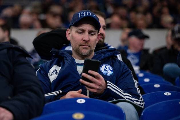15 11 2025, Football, Test match, Season 2025 2026, General meeting 2025 FC Schalke 04, Voting on the smartphone, xRHR FOTO YYx Copyright: KROEGER RHR-FOTOx RHR-FOTO YY