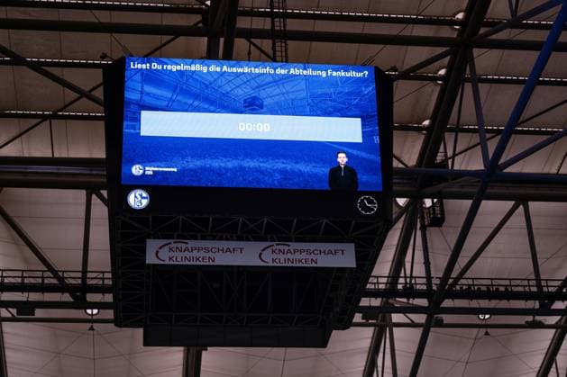 15 11 2025, Football, Test match, Season 2025 2026, General meeting 2025 FC Schalke 04, Voting on the smartphone, Video cube shows the time, xRHR PHOTO YYx Copyright: KROEGER RHR-FOTOx RHR-FOTO YY
